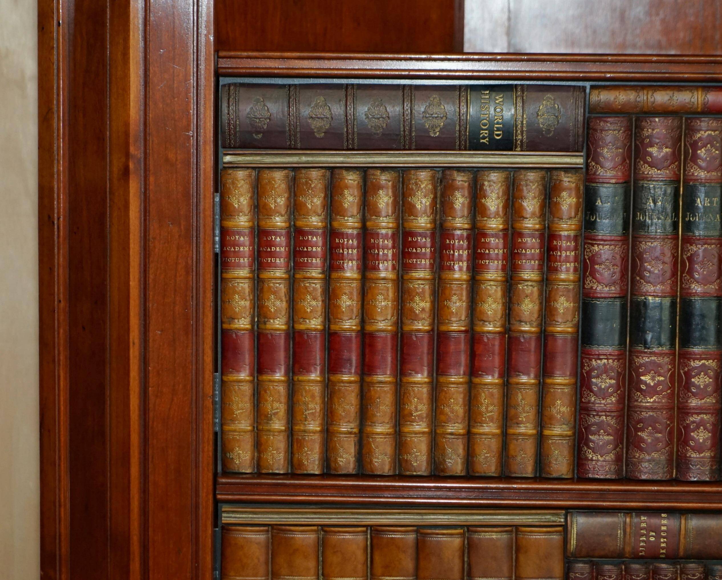 Bibliothèque Harrods Kennedy en Acajou pour TV et Médias