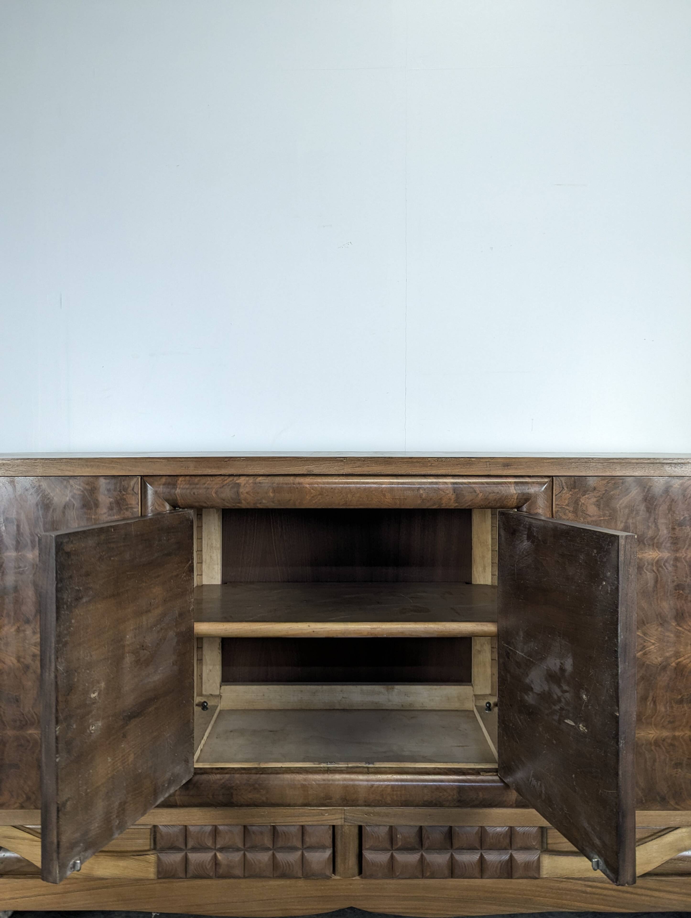 Brutalist enfilade with diamond points