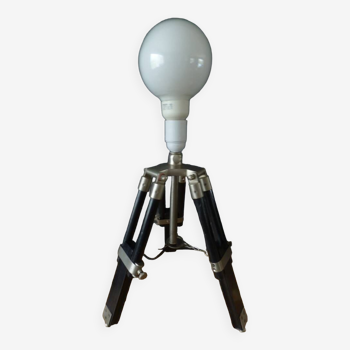 Cinema style tripod lamp adjustable in height using its black colored levers - Very good condition