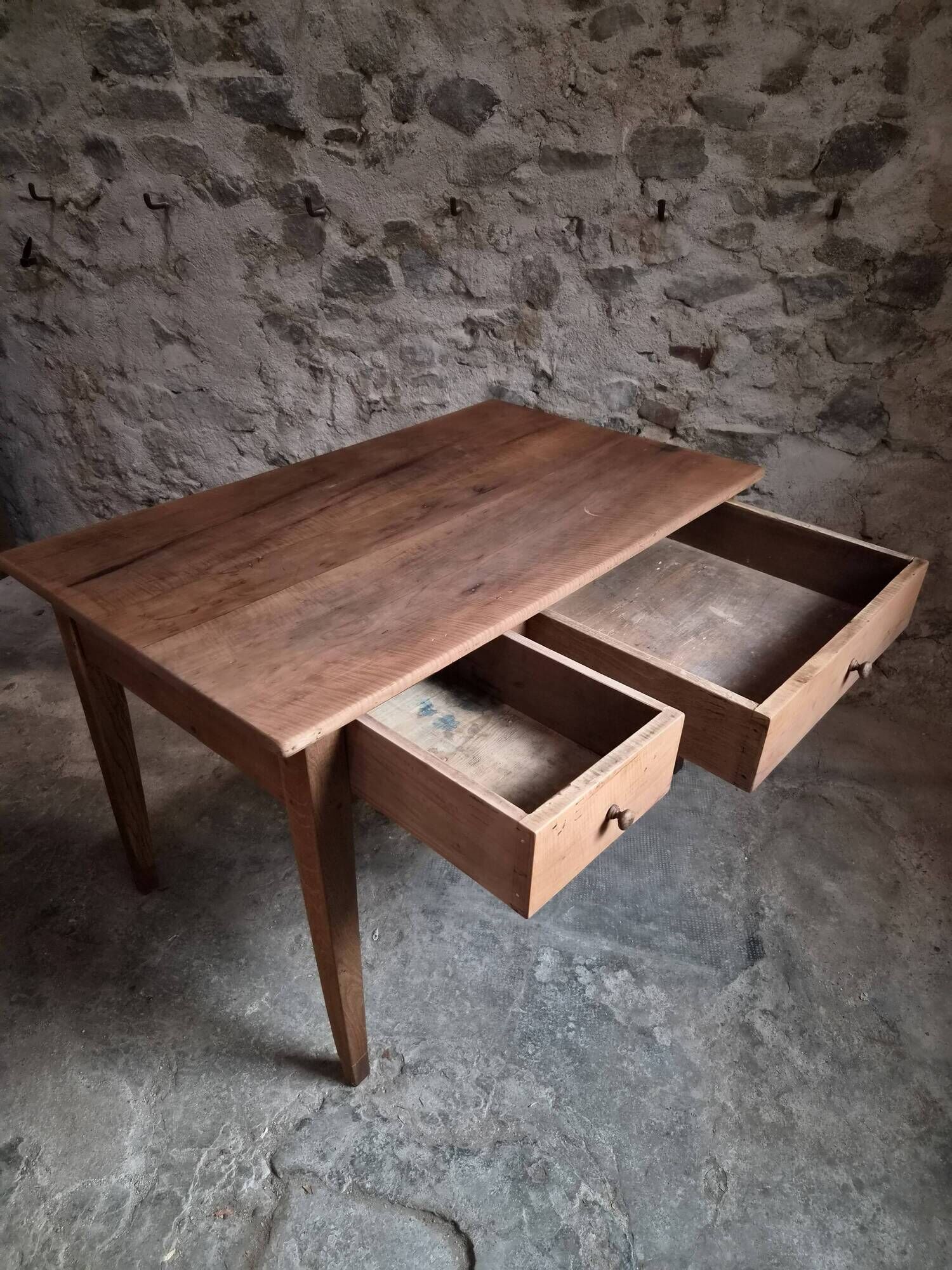 Table à manger française ancienne en merisier avec deux tiroirs, vers 1880–1920
