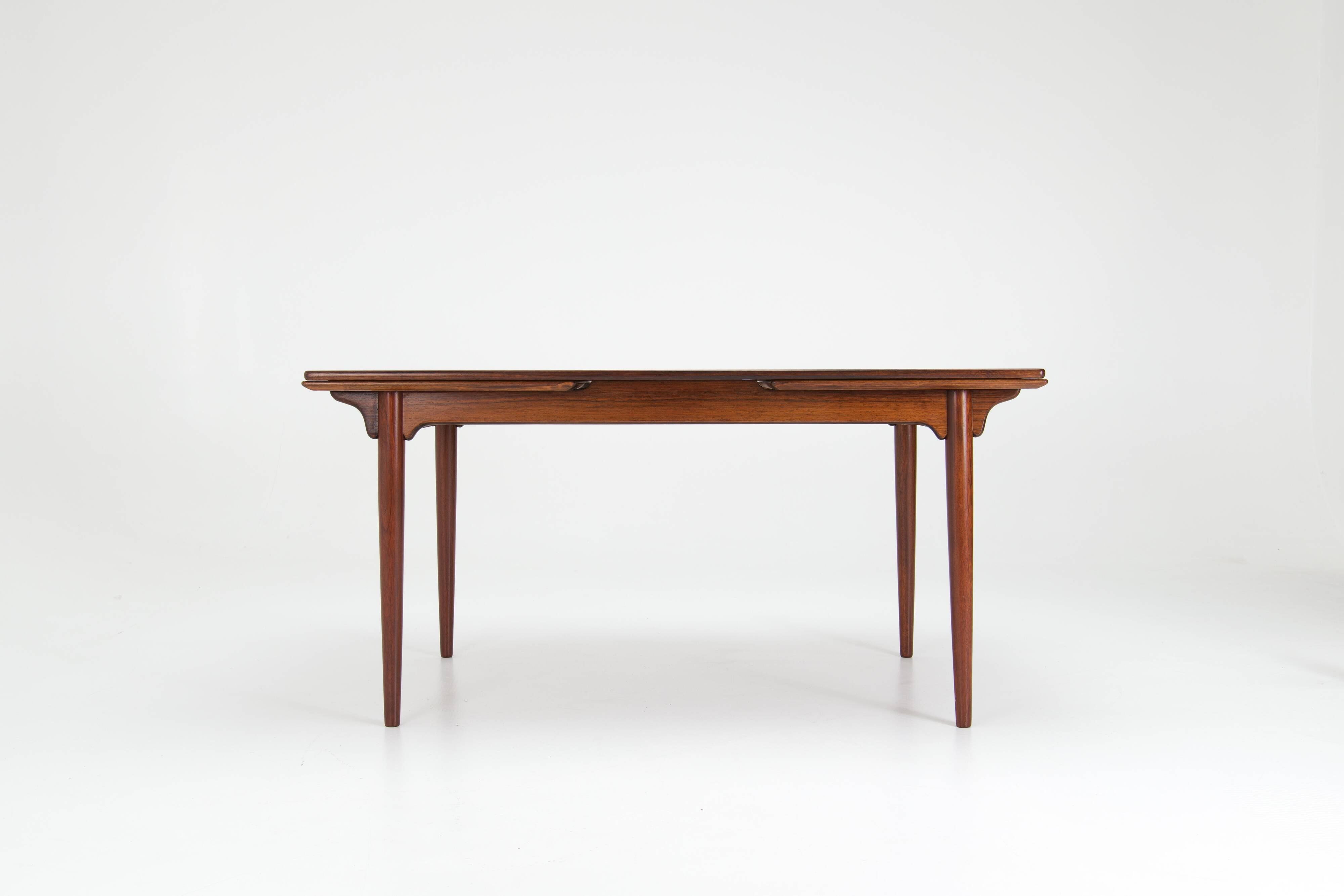 Model 54 extentable dining table - Gunni Omann