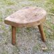 Tabouret tripode en bois brut