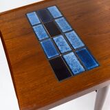 Table basse en teck avec tuiles bleues de design danois des années 1960.
