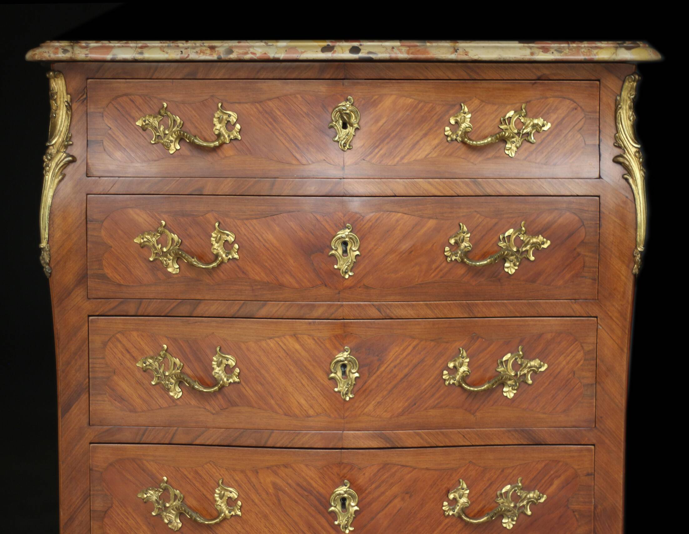 Sumptuous curved weekender in veneered wood in Louis XV style.