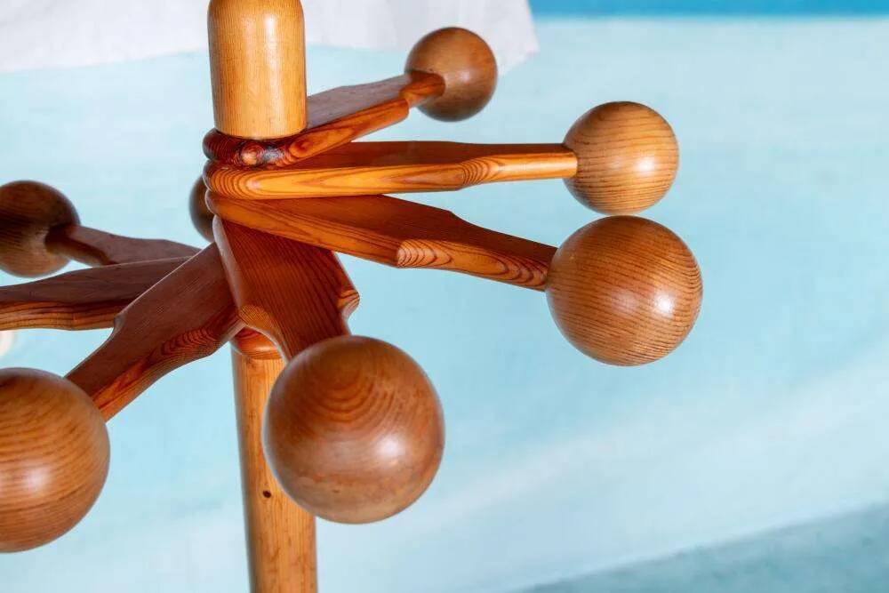 Minimalist organic coat rack in pine from the 1970s in space age style.