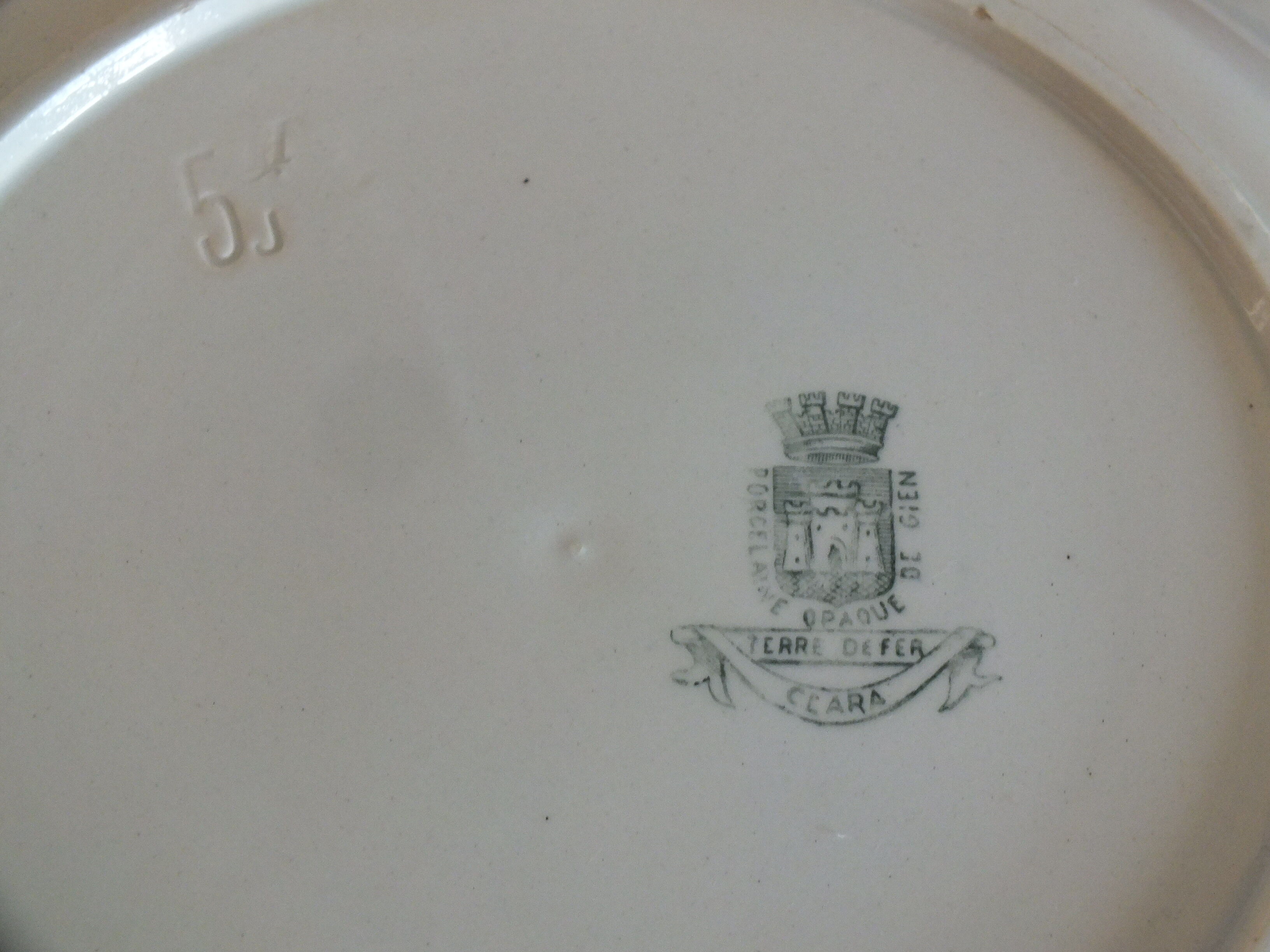 Hollow dish in Iron Terra Gien service Clara