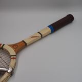 Tennis racket with maxima rachette tensioner