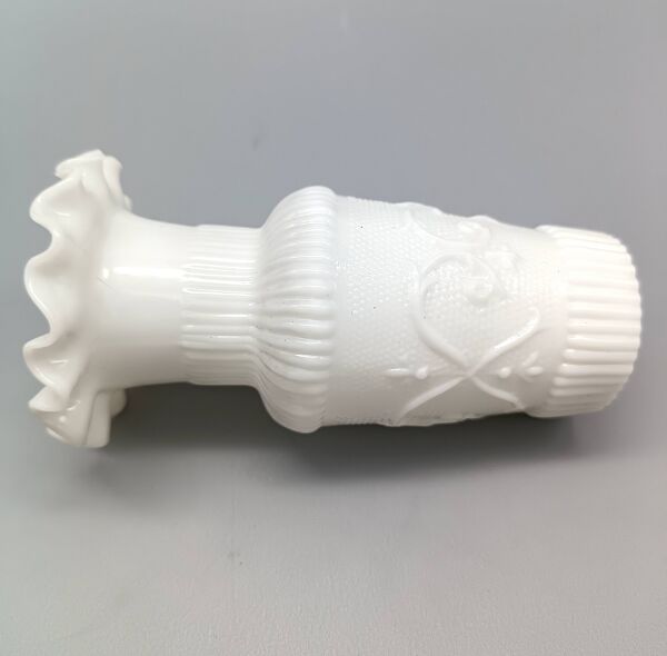 Paire vases anciens en opaline de foire blanche de petite taille, vintage, français