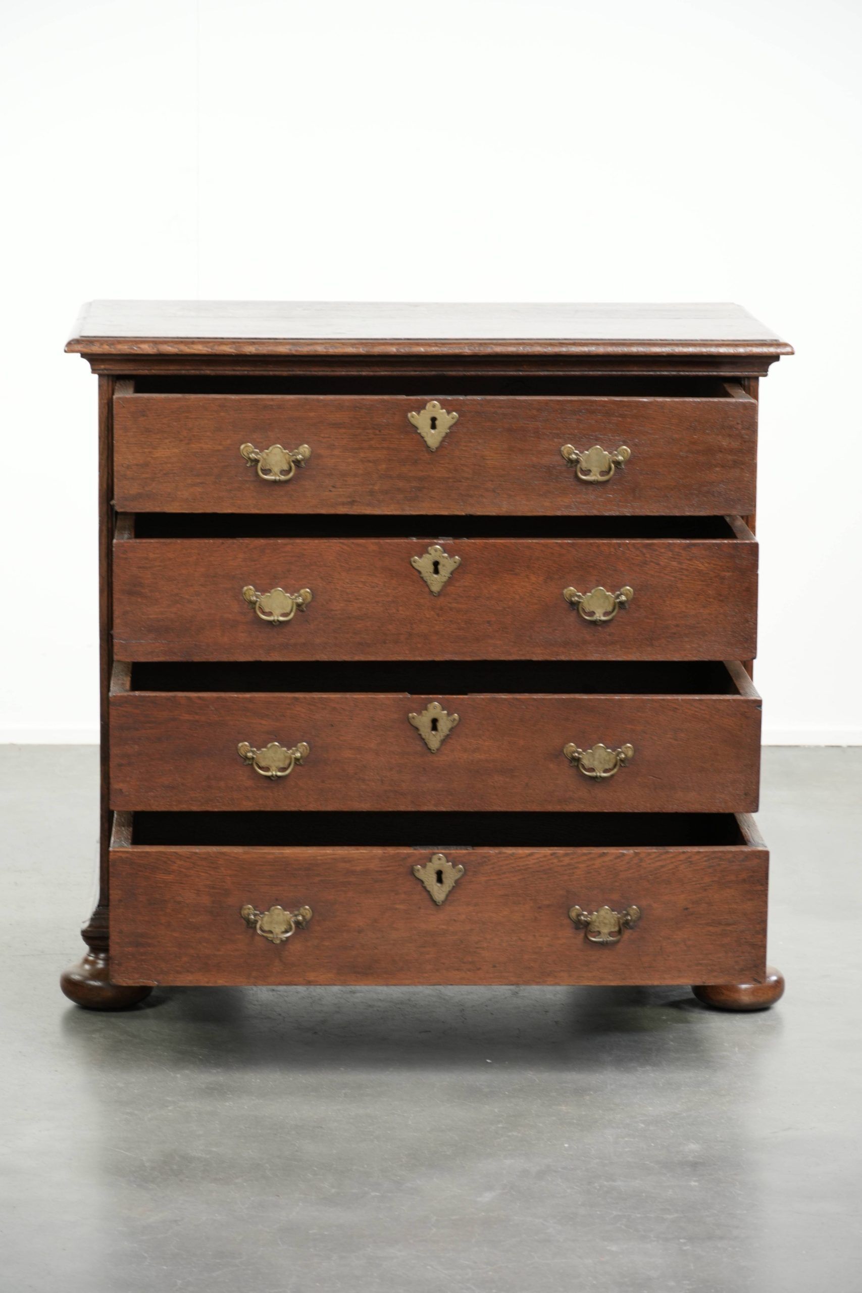 Commode en chêne anglais du 17ème siècle avec des pieds en boule.