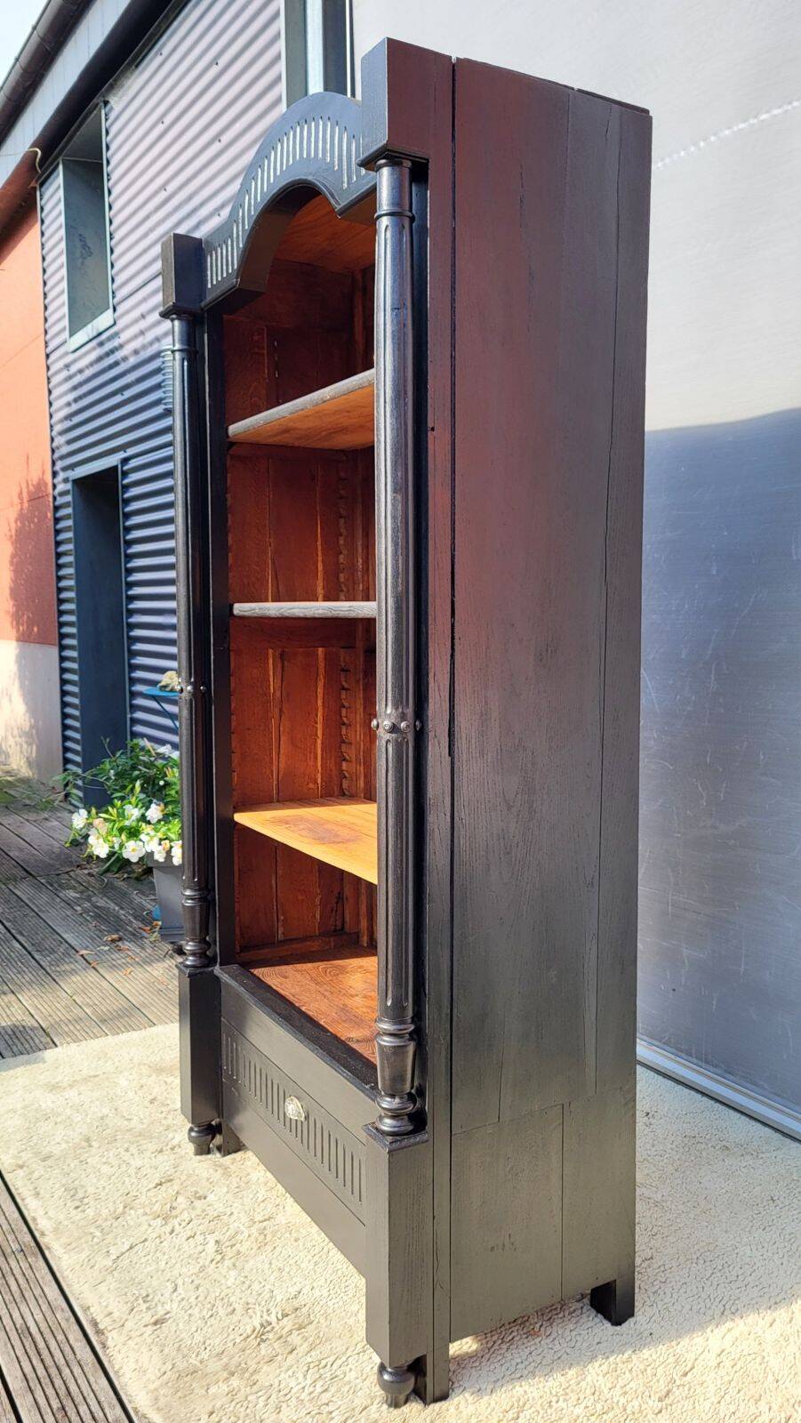 Monumental library with black two-tone oak.