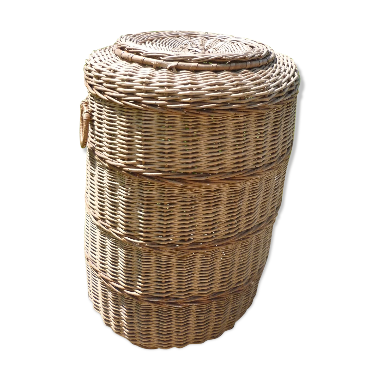 Rattan basket with lid