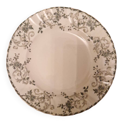 Assiette ancienne en terre de fer à décor de fleurs, Longwy service ''Rejane