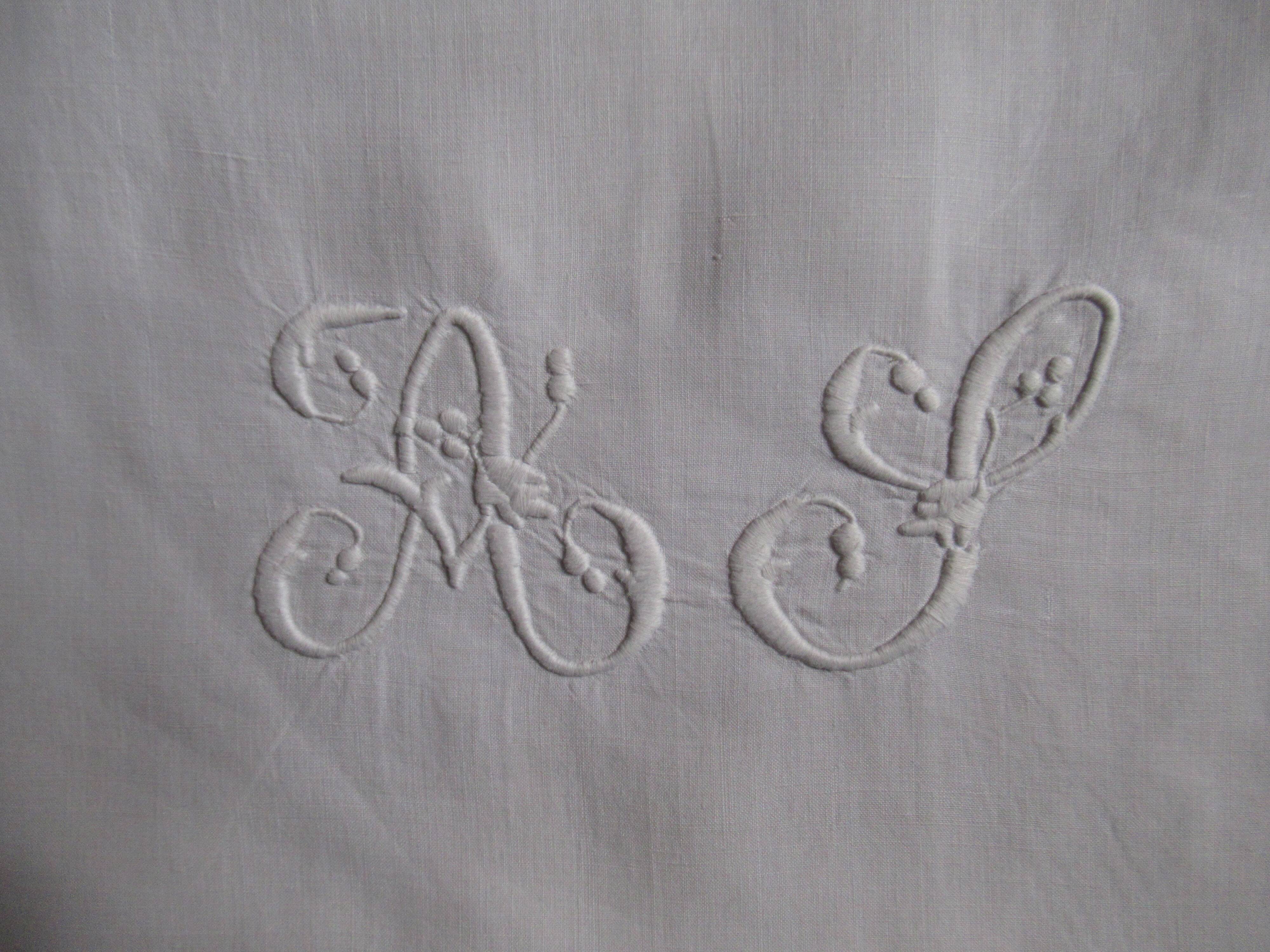 Taie d'oreiller brodée festonnée et chiffrée monogrammée AS