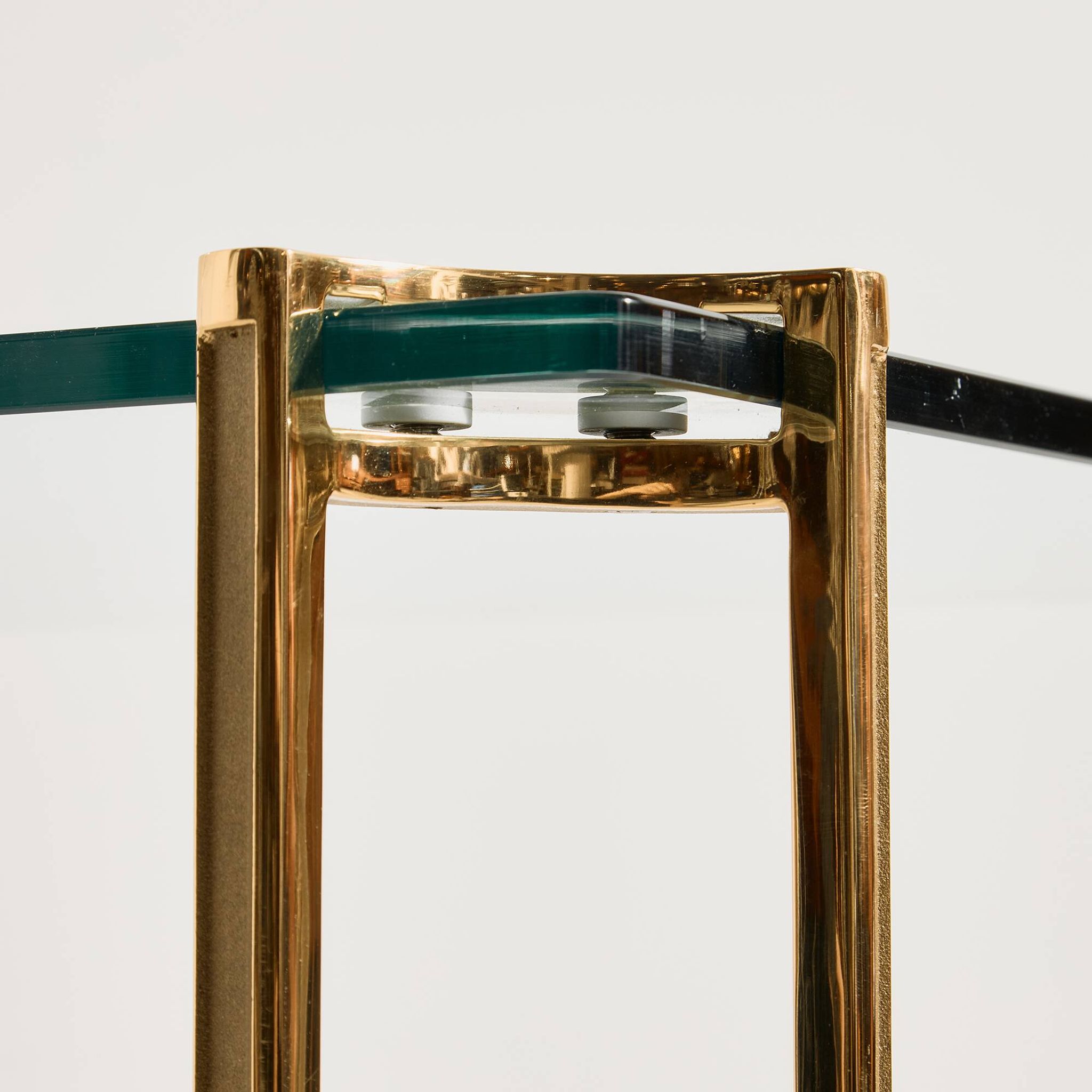 Table basse en laiton et verre