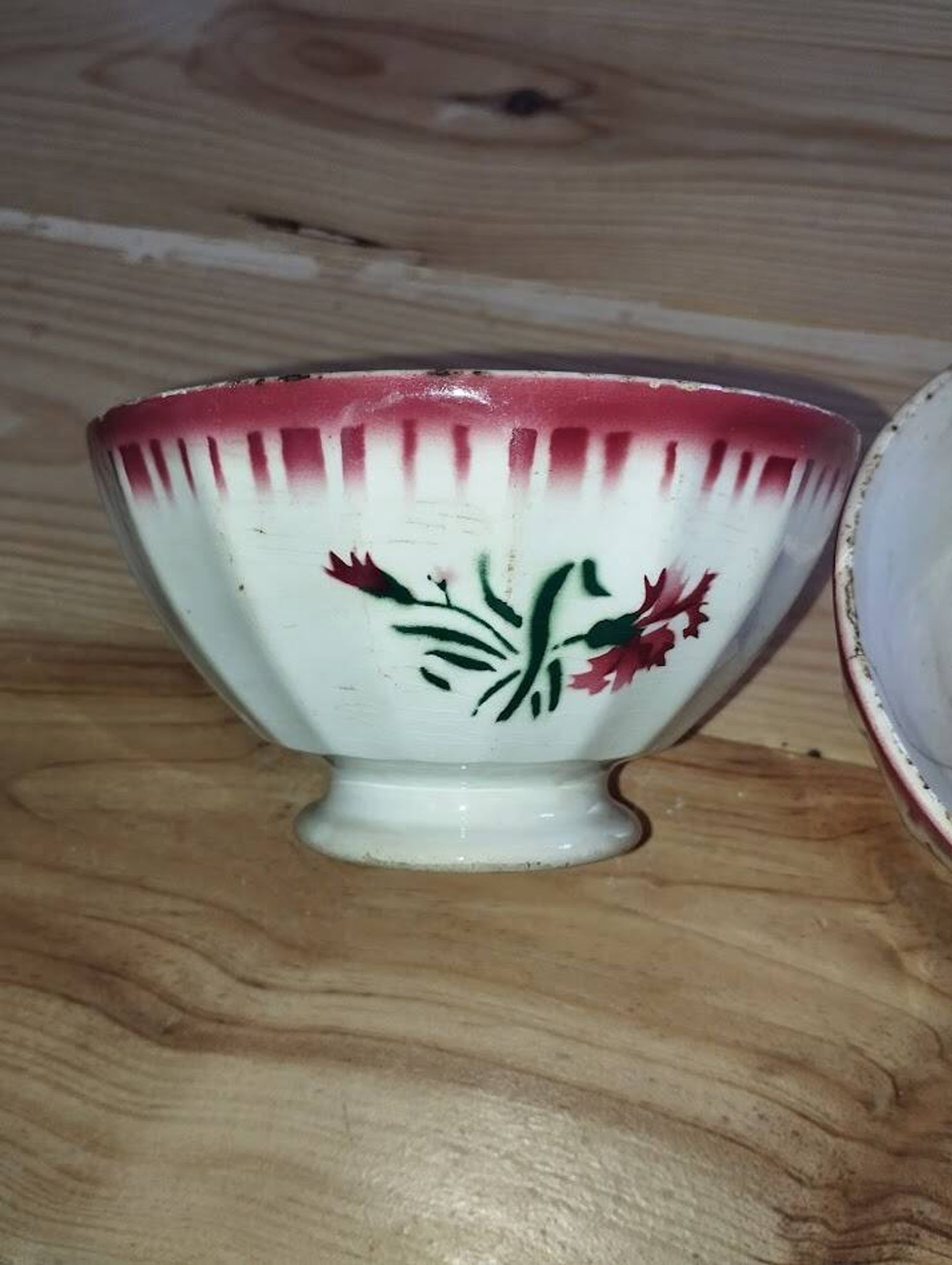 Bowls Faïencerie de Sarreguemines with rose decoration (the two red ones)