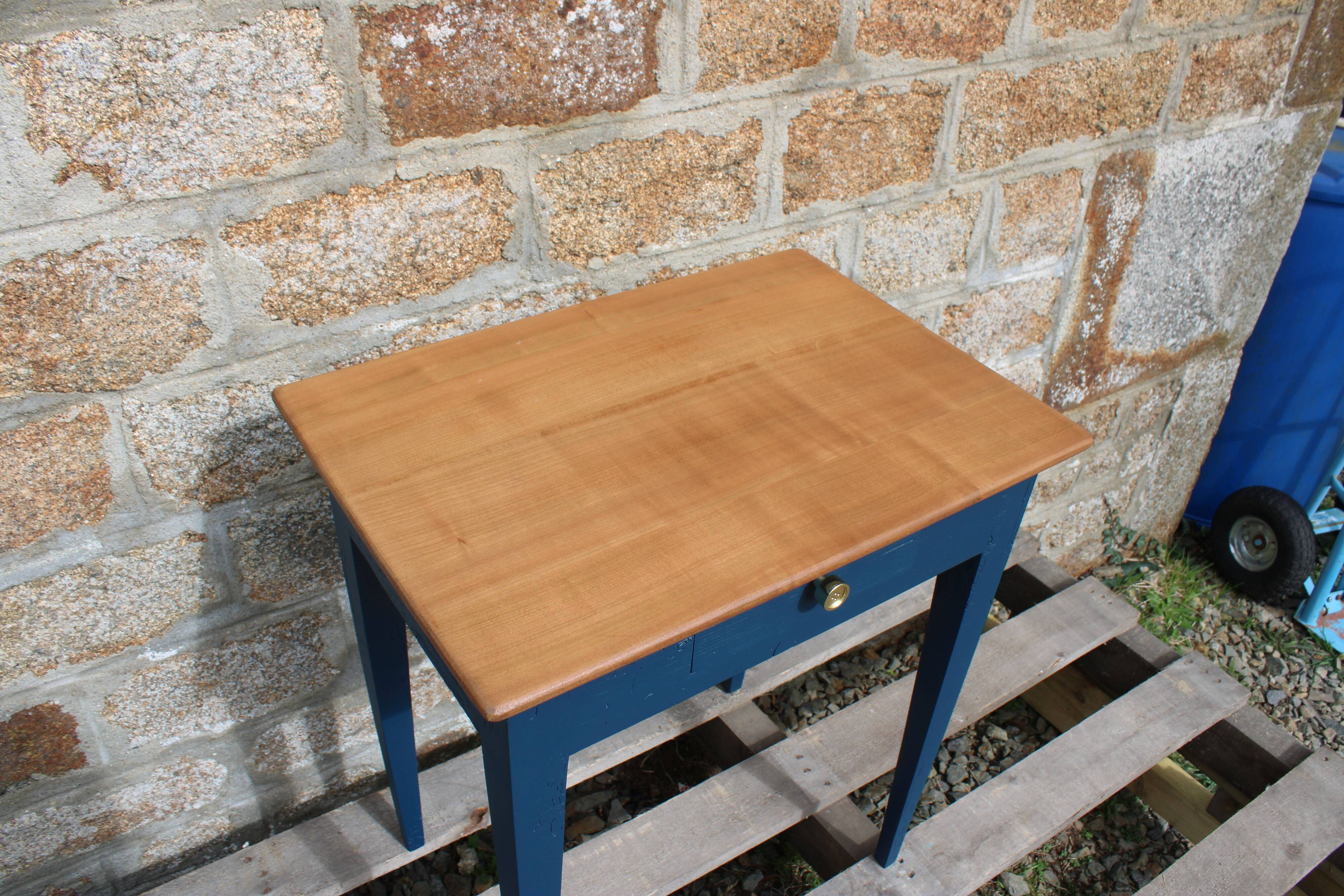 Table d’appoint ancienne rénovée – plateau bois naturel