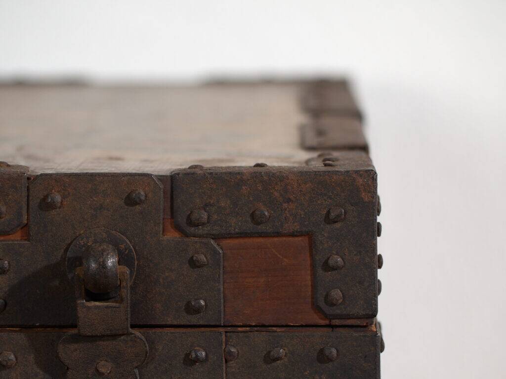 Coffre japonais ancien en bois avec ferrures et serrure – période Meiji (c.1880–1910)