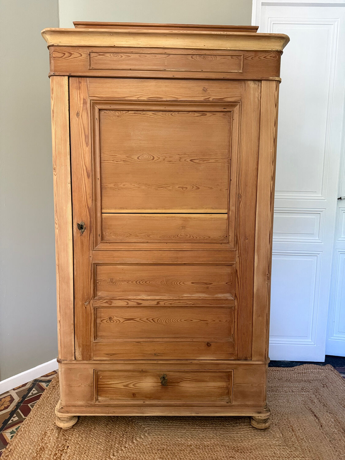 Small Parisian wardrobe "bonnetière"