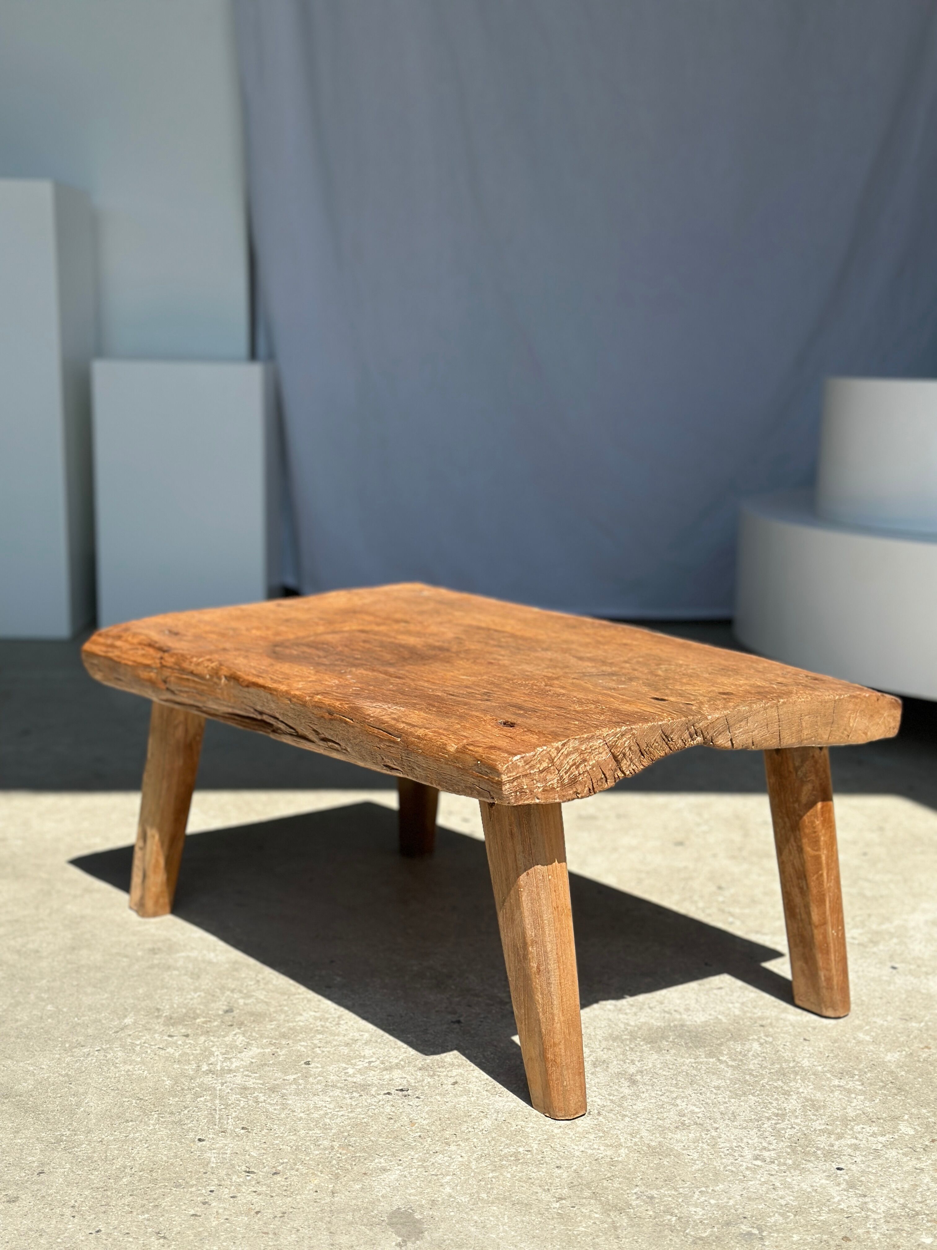 Coffee table in blond teak quadripod
