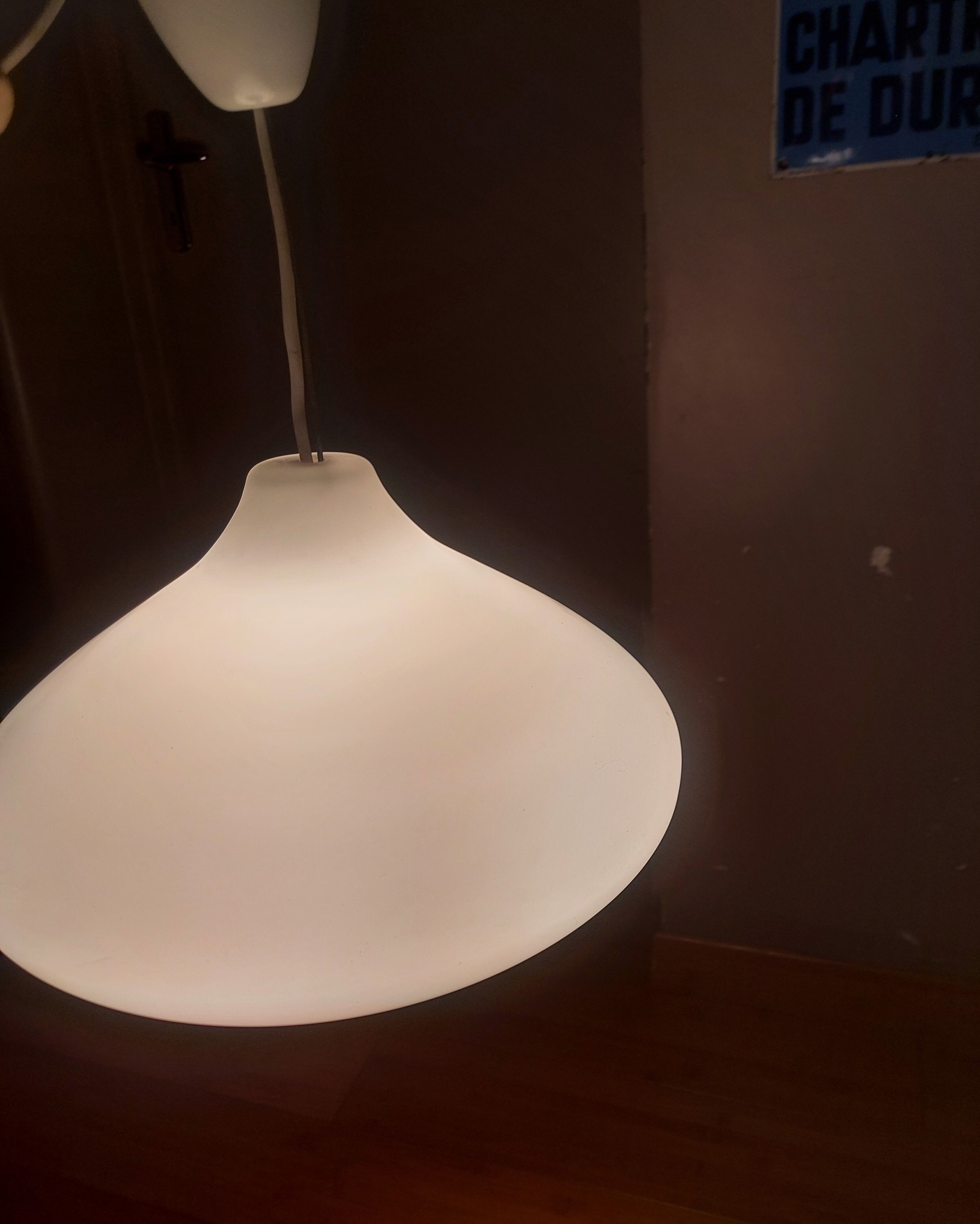 Vintage suspension in white opaline