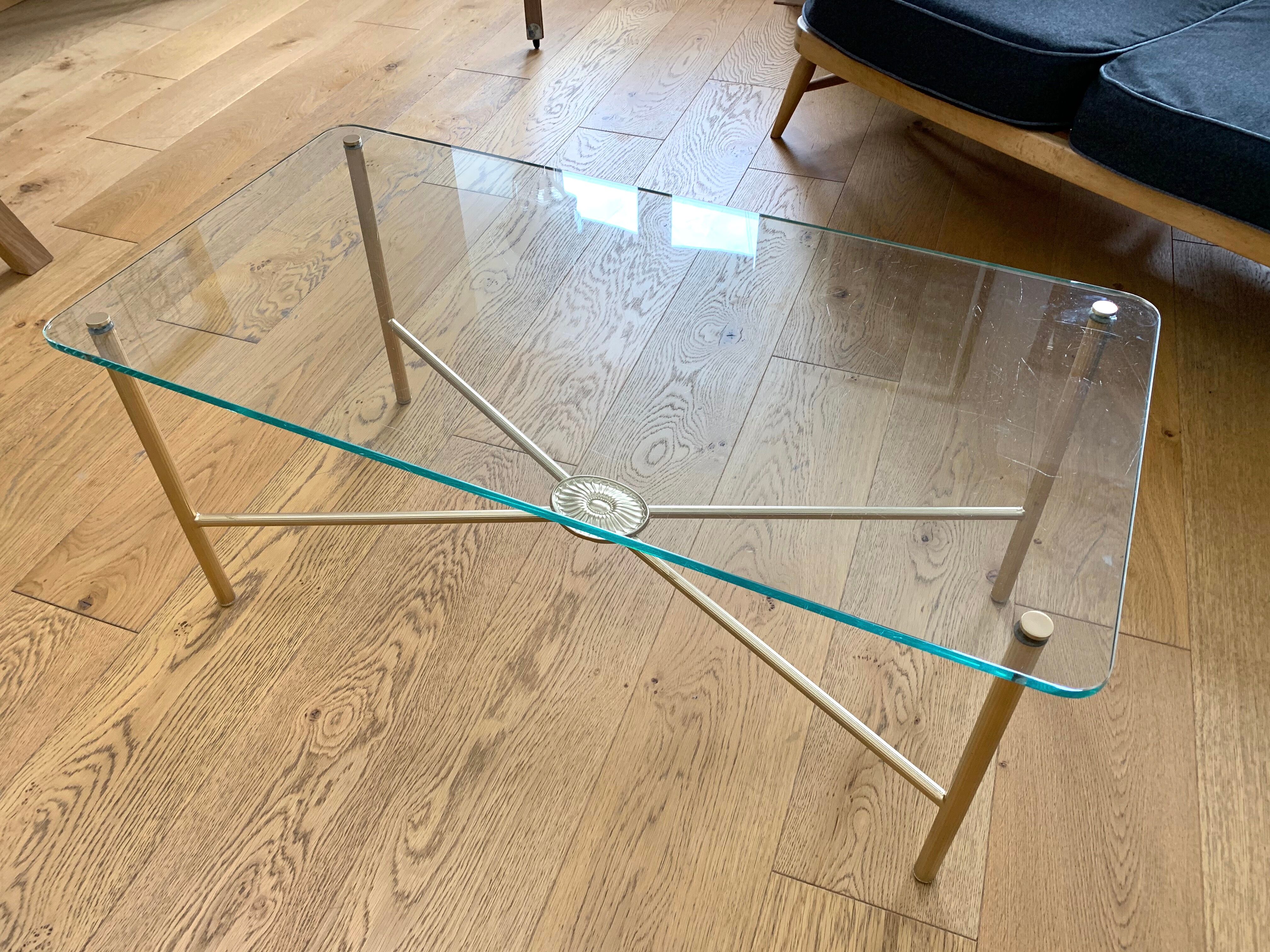 Table basse en verre avec structure métal doré