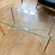 Table basse en verre avec structure métal doré