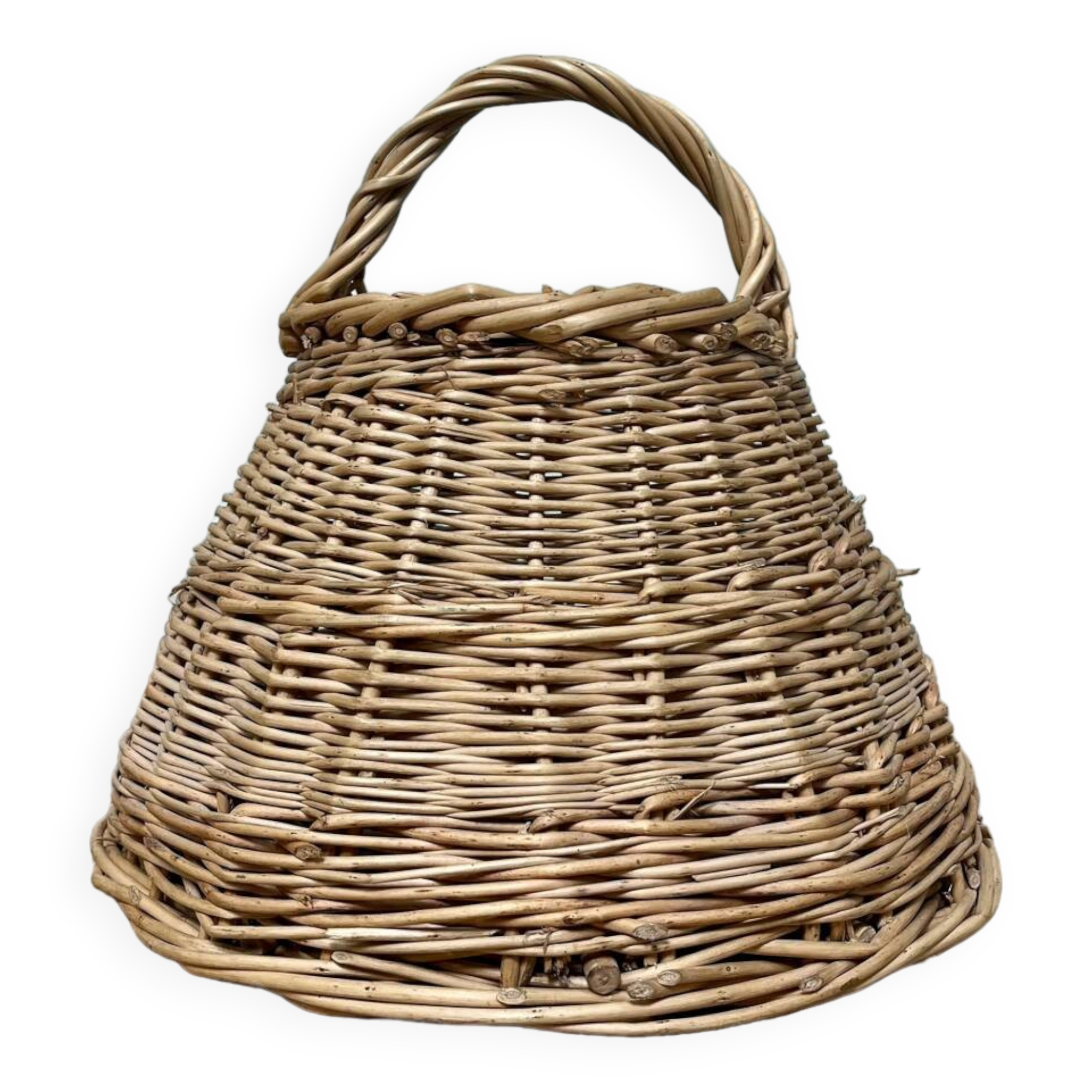 Round basket with vintage rattan handle