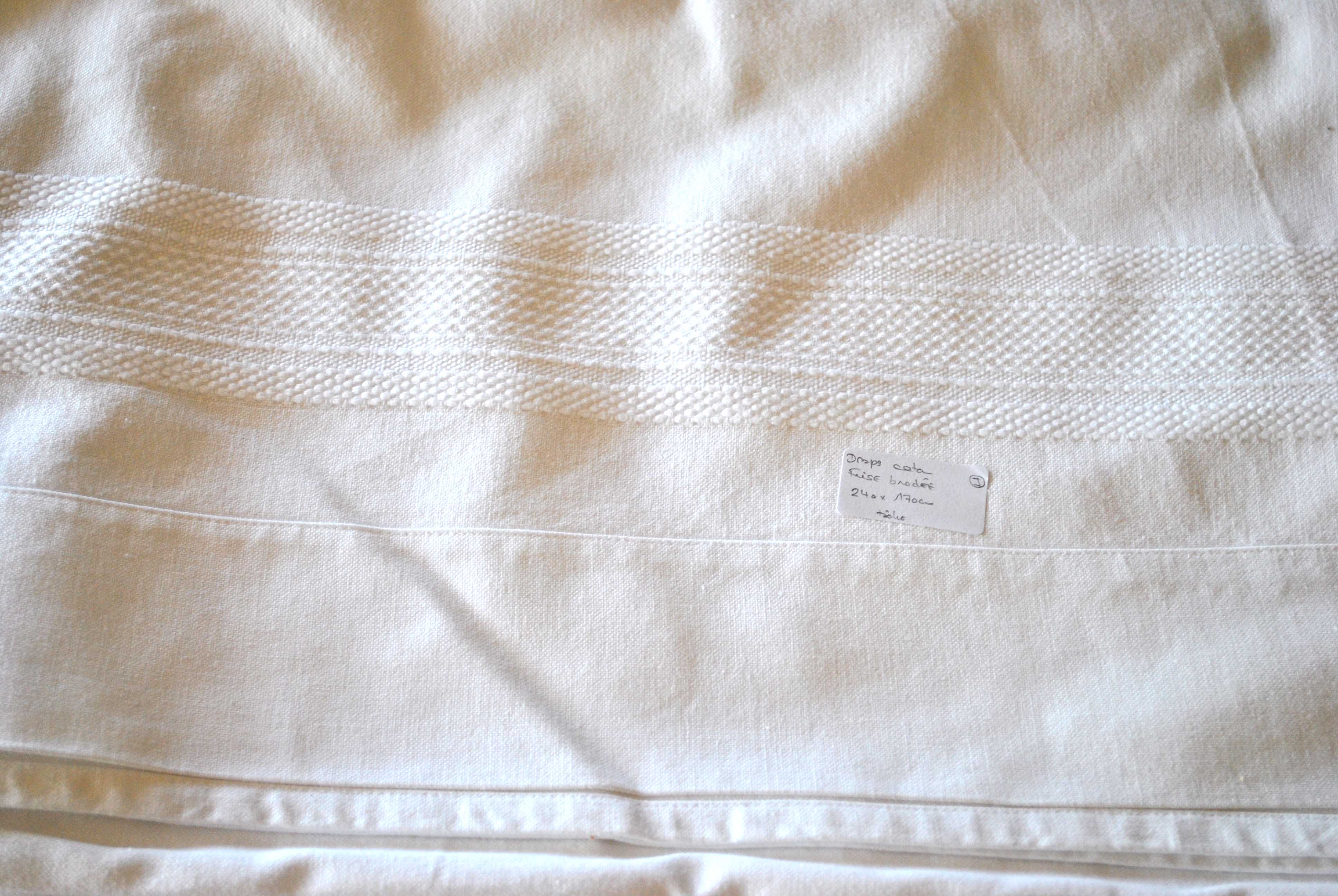 Vintage white sheets in white cotton with frieze