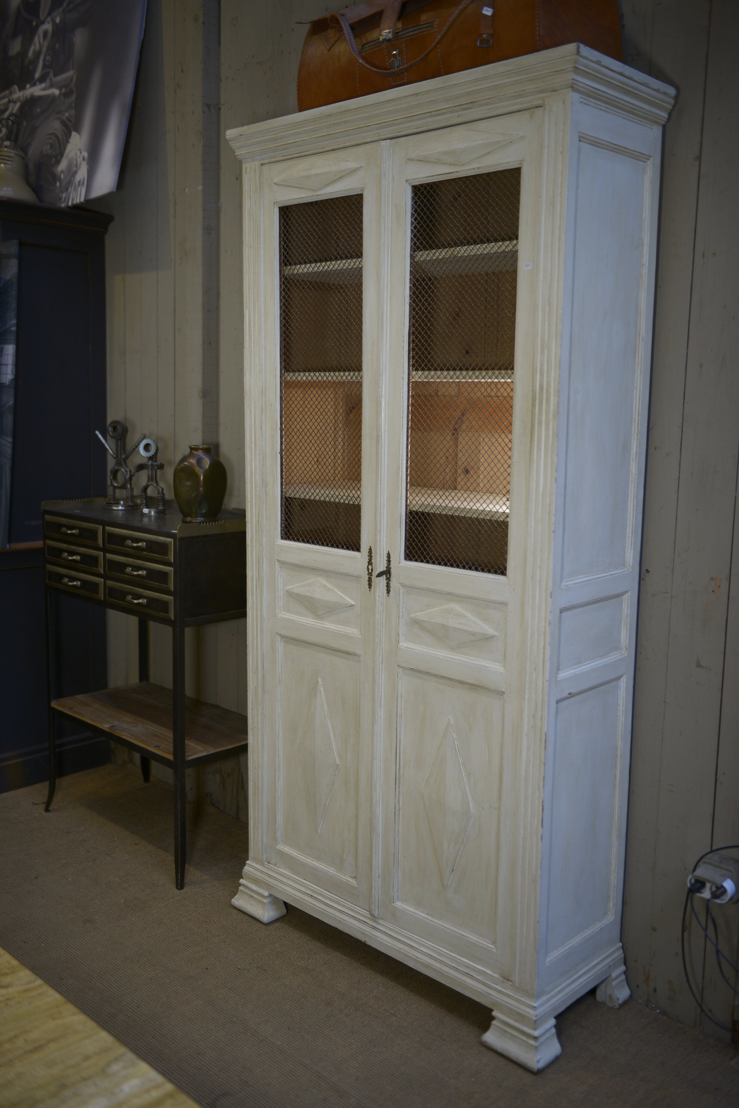 Showcase 2 doors mesh in fir 1930 patinated white