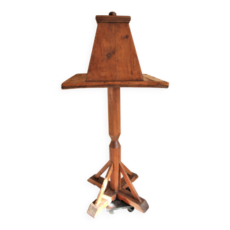 Light wood lectern unit on foot, 4 sides. Eighteenth century