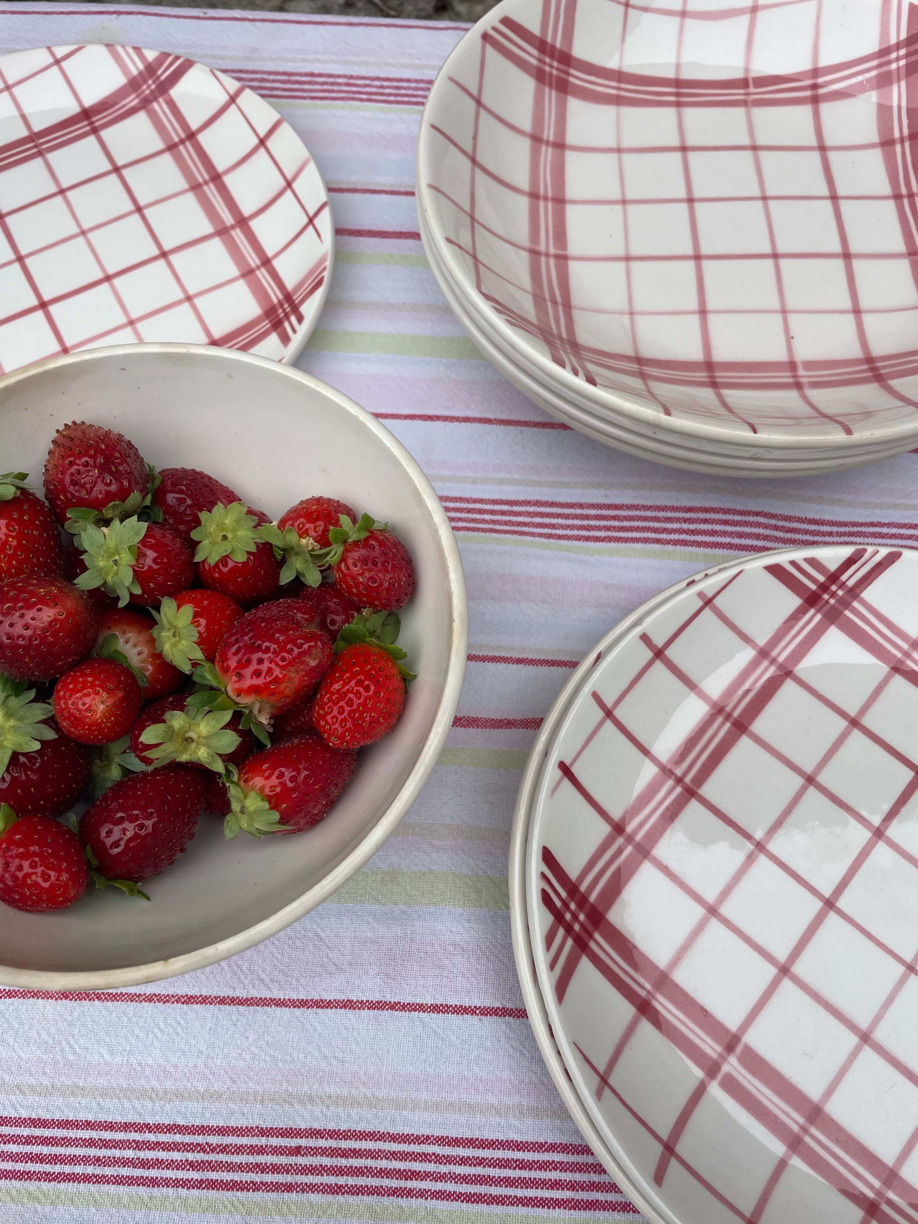 Pink vichy tile plates