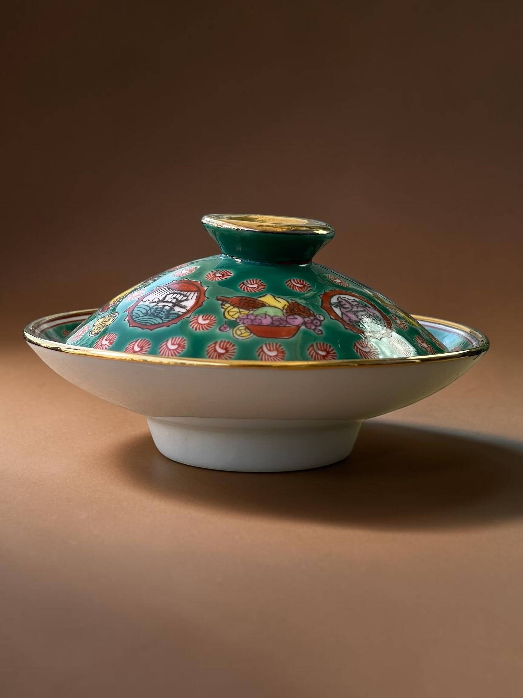 Small covered Chinese porcelain dish, Wan Shou decoration, 1970s-80s.