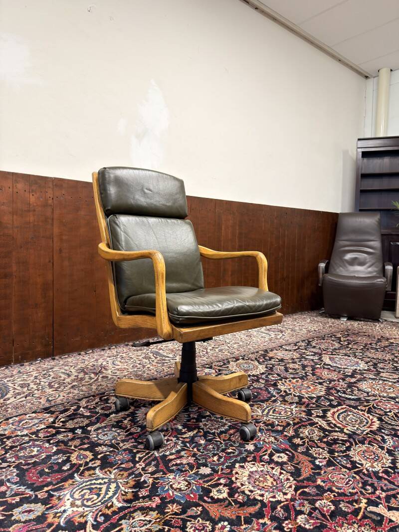 Ensemble de bureau classique RAC en anglais avec table de conférence