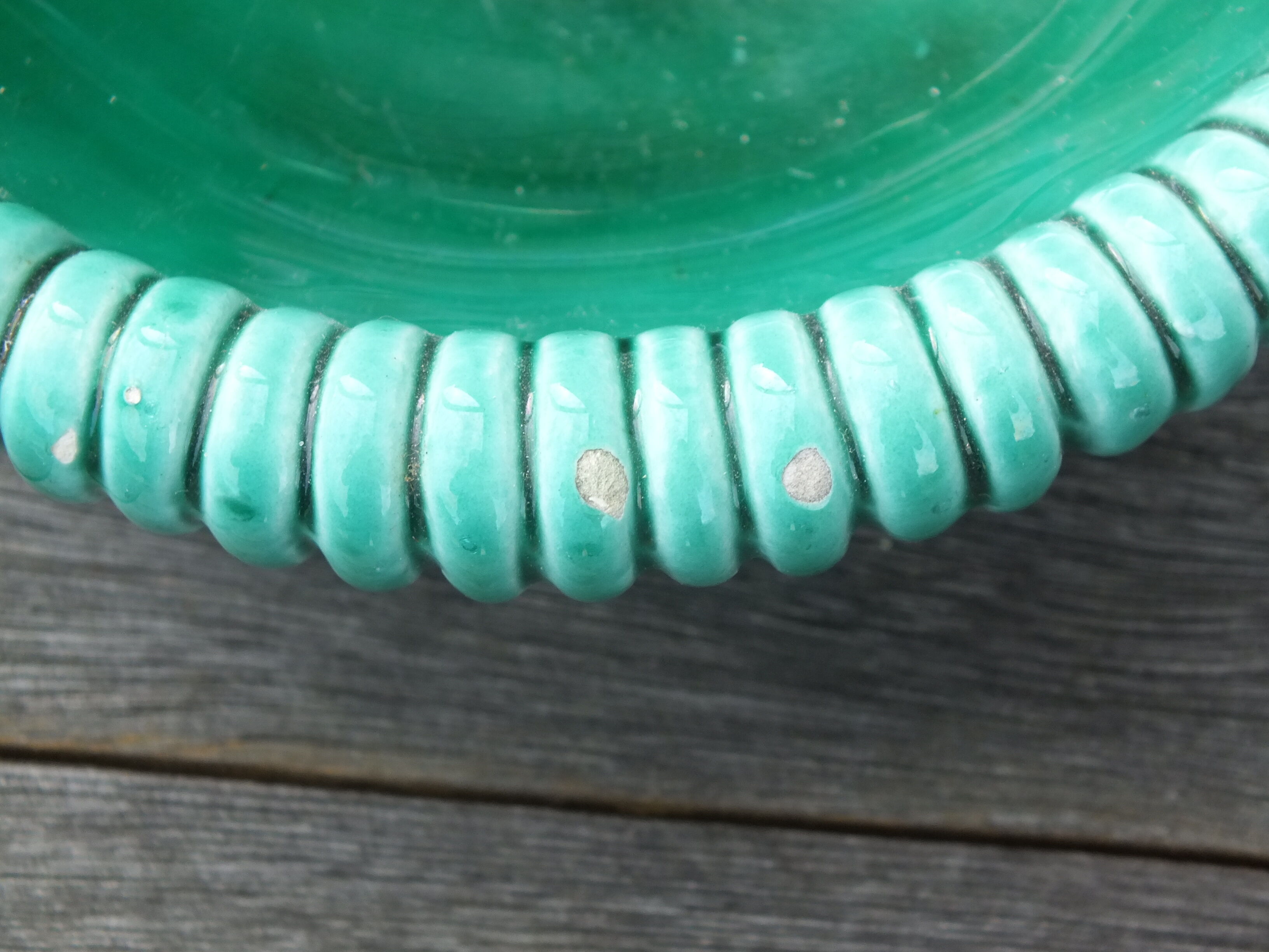 Empty basket vintage pocket in green ceramic and wicker