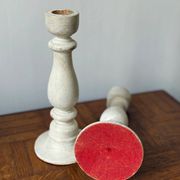 Paire de bougeoirs en bois blanc