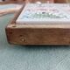 Ancien dessous de plat en faïence et bois