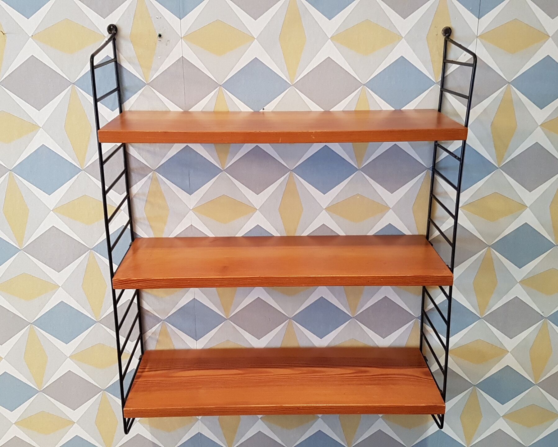 String of nisse strinning shelf