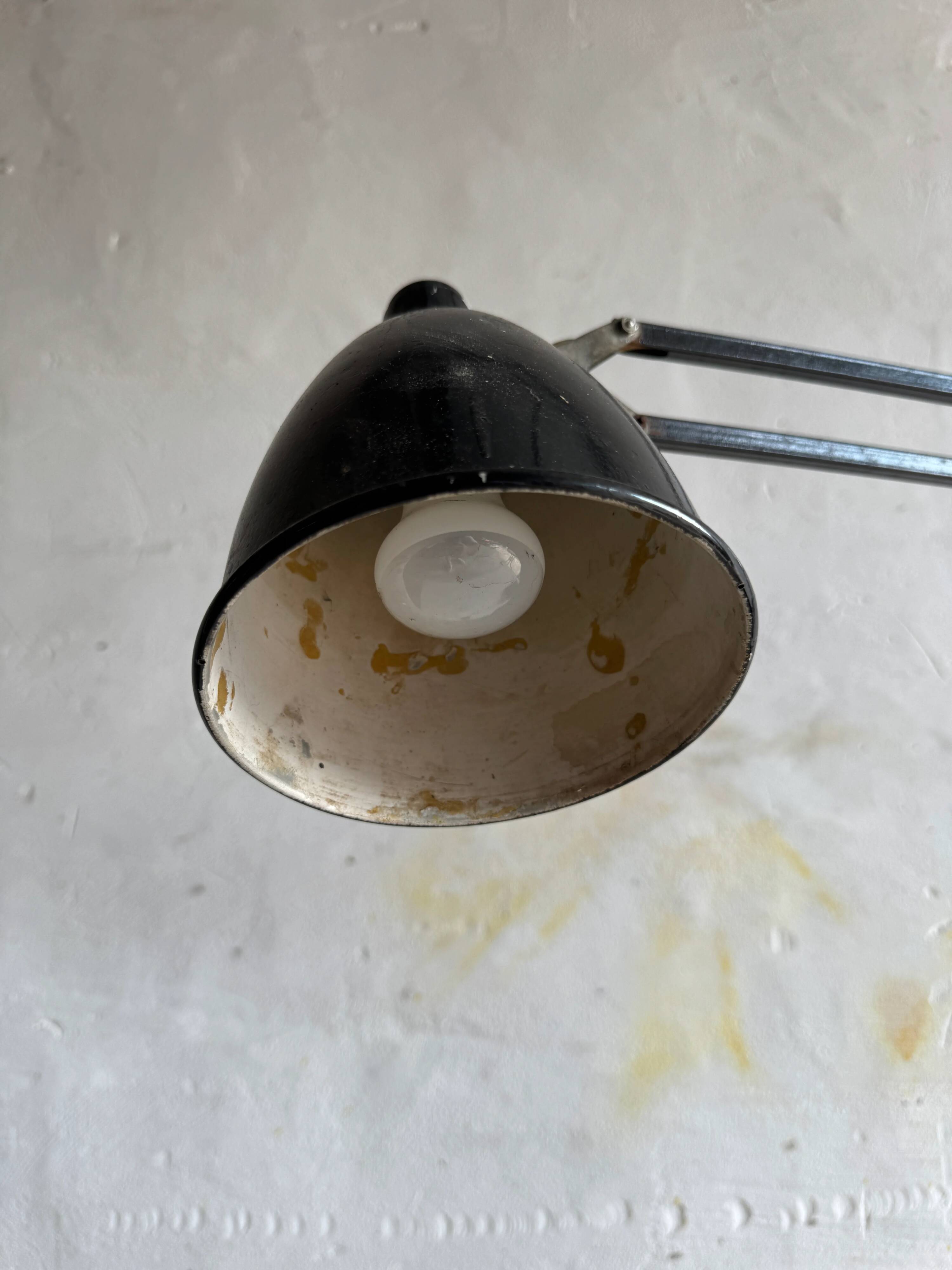 Lampe de bureau articulée de style industriel vintage en métal noir avec base en fonte et bras réglable