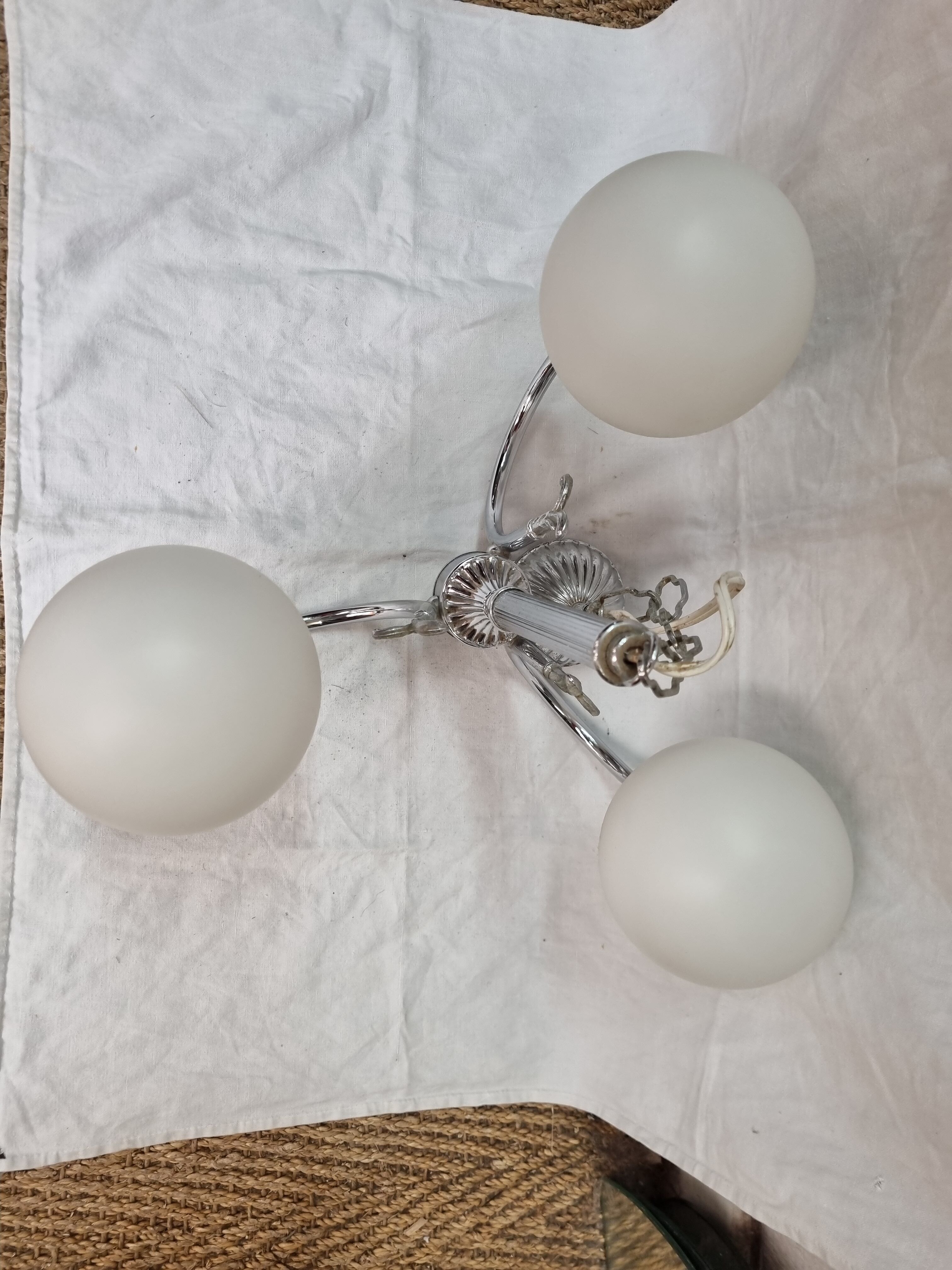 Lustre en laiton à 9 bras de lumière et sa coupe en opaline blanche, H