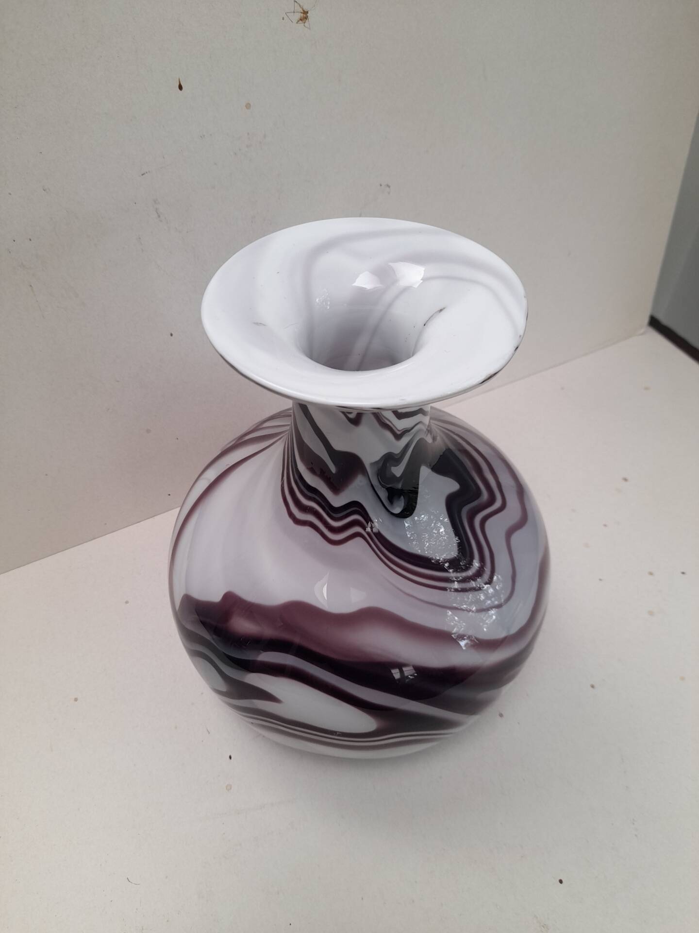 Beautiful vase in purple and white opaline.