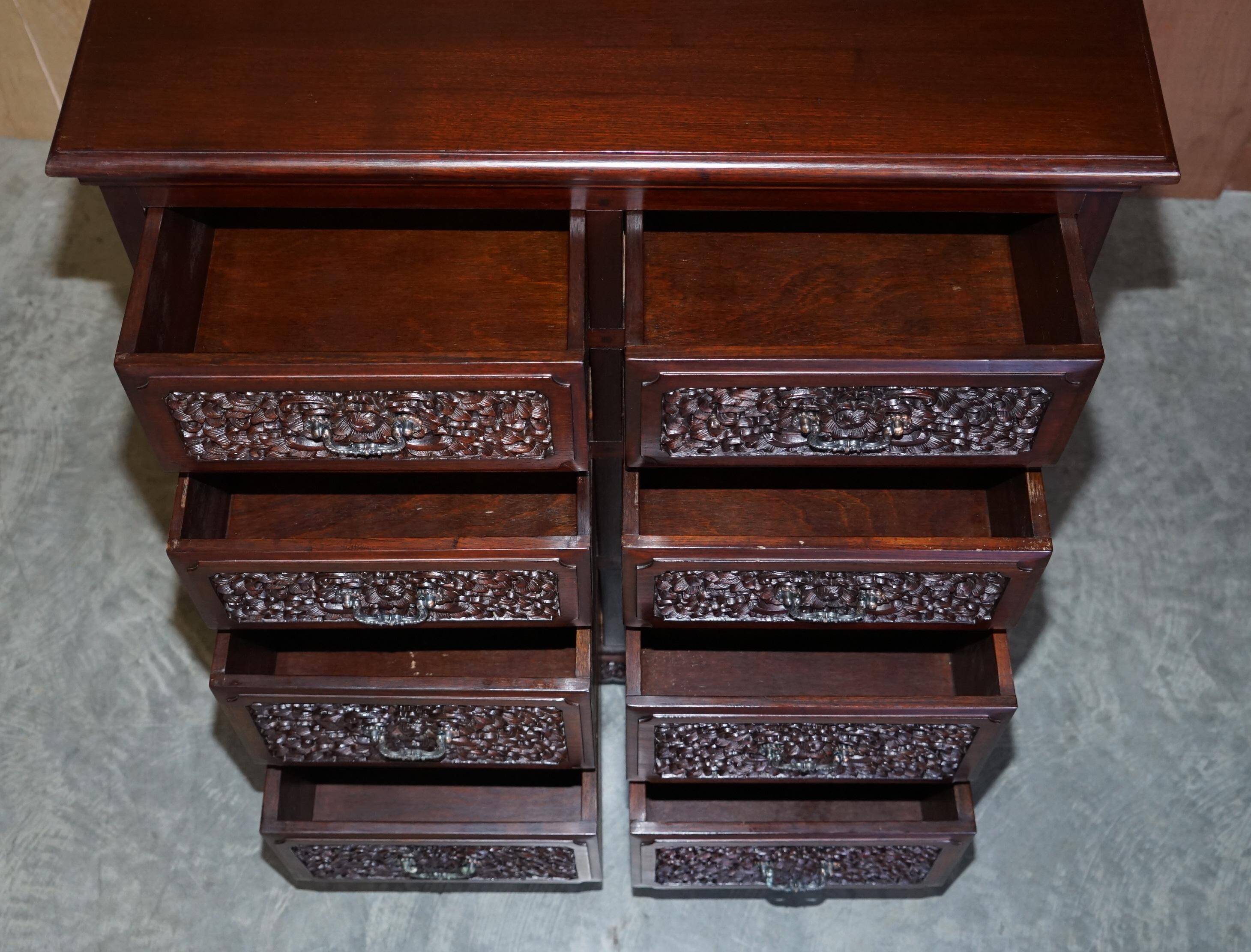 Paire de commodes vintage en bois dur sculpté