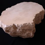 Table basse design effet roche travertin — pièce unique sculptée main
