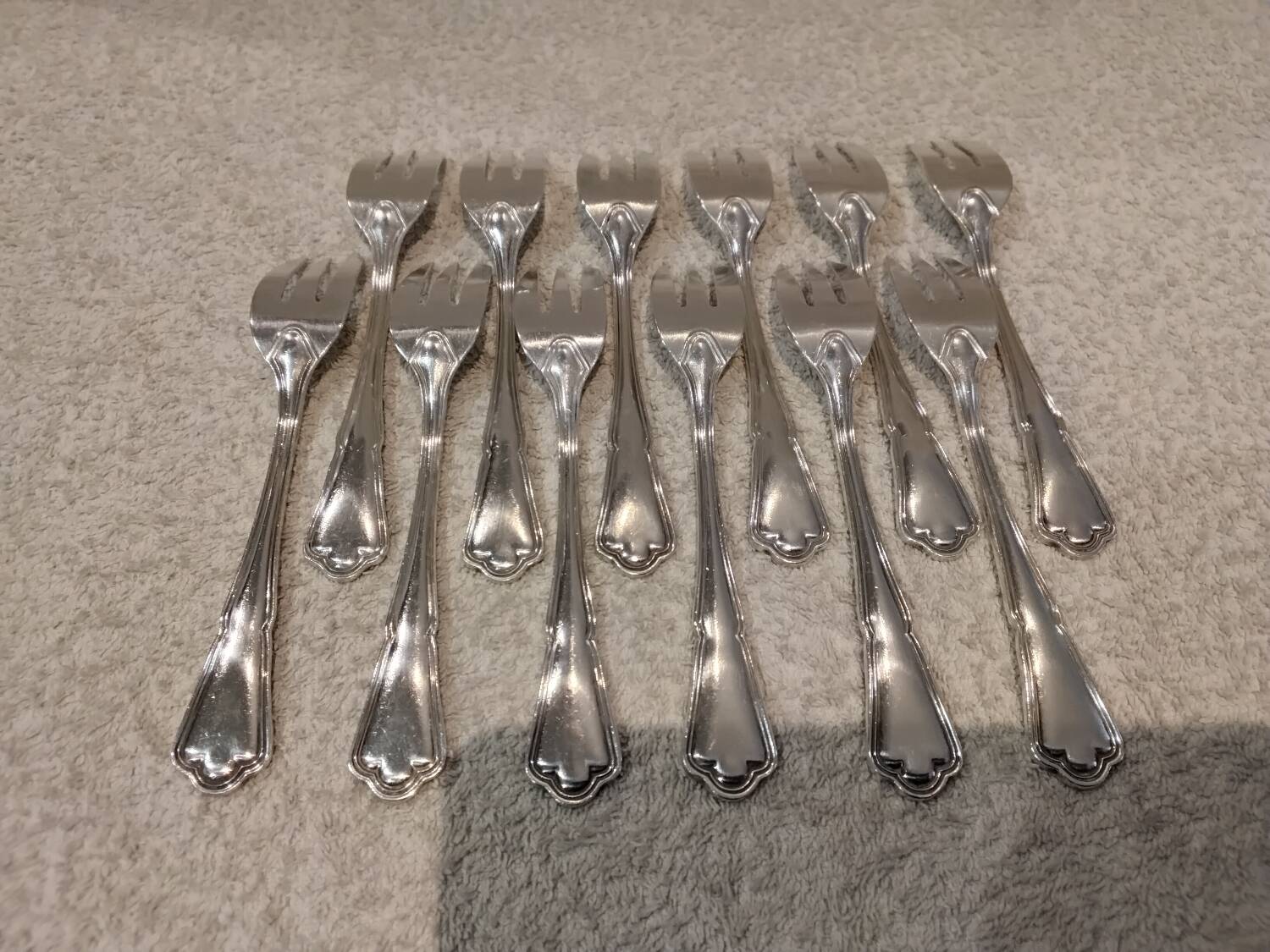 12 silver-plated metal cake forks by Ercuis silversmiths, Contours pattern