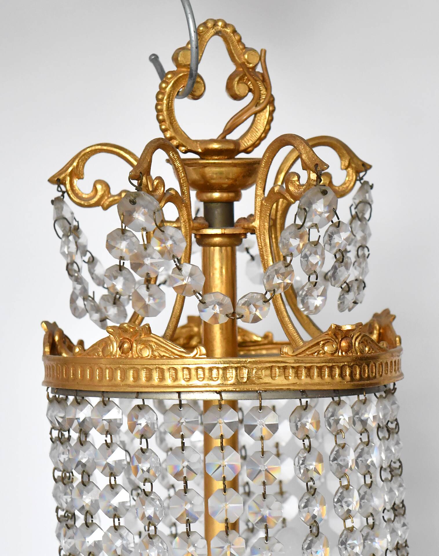 3-light chandelier in gold metal and glass pendants
