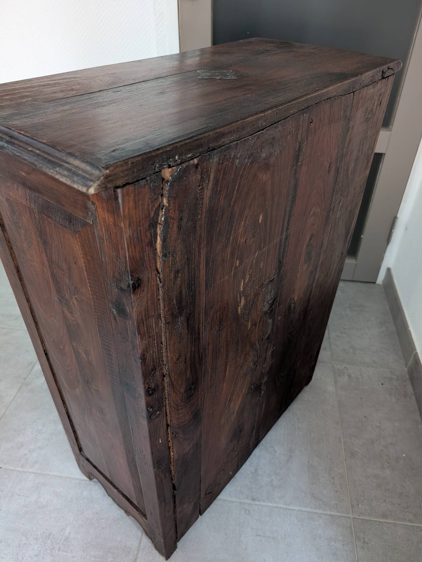 Colonial style solid wood accent furniture