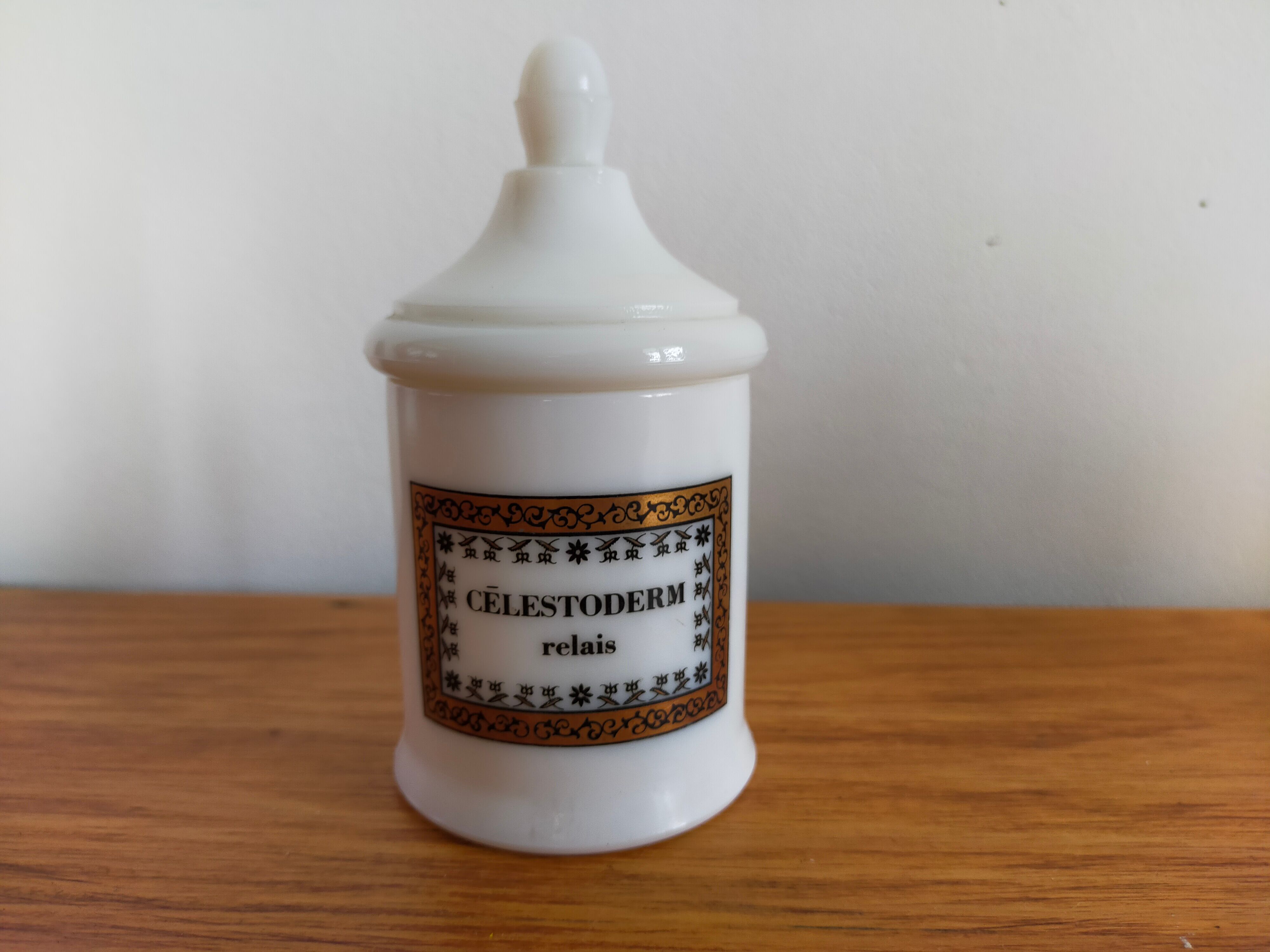 Set of 3 vintage pharmacy jars in apothecary opaline