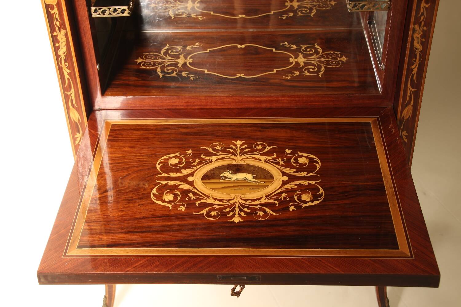 Bar cabinet in wood marquetry