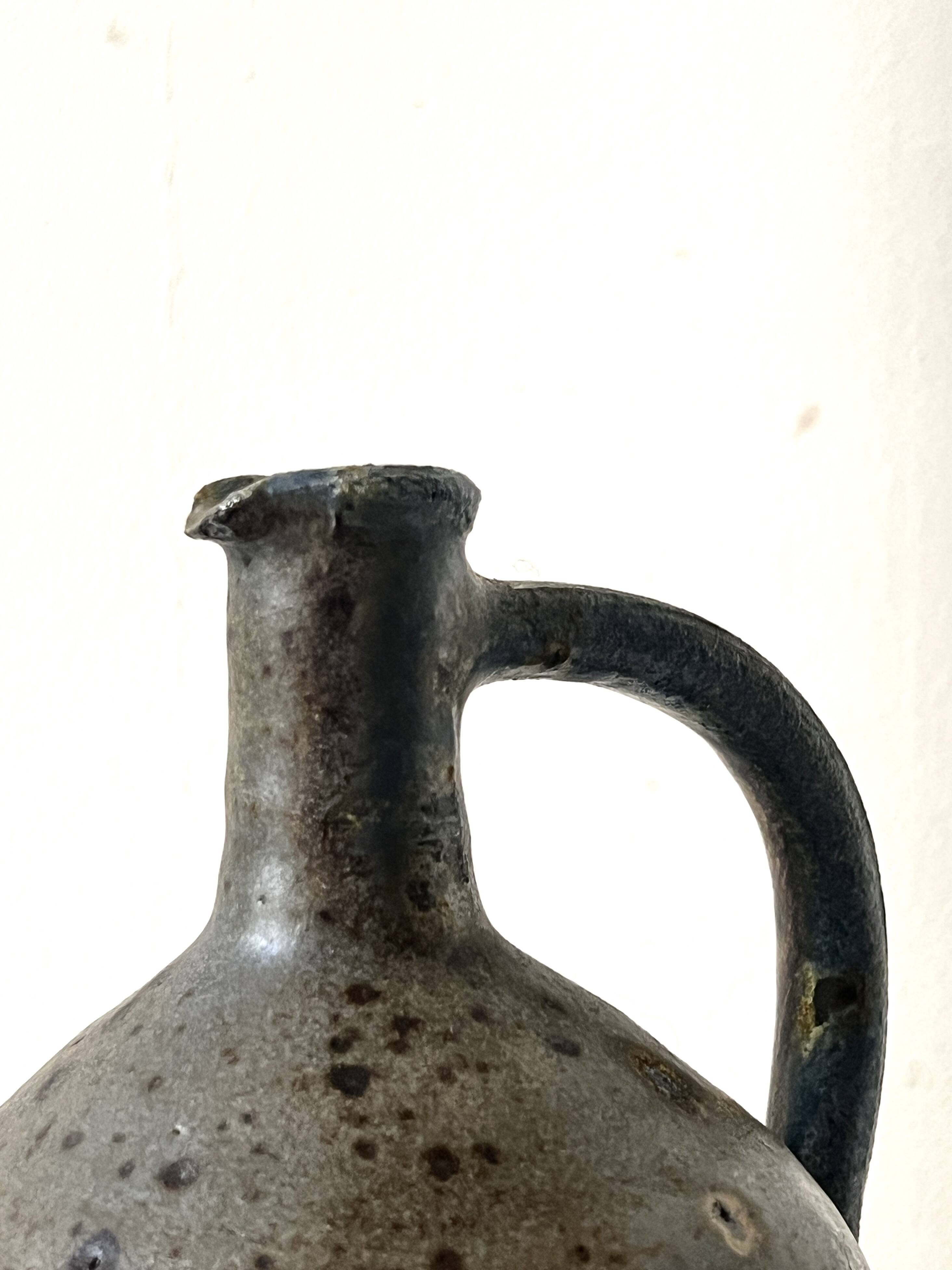 Carafe en grès pyrité, La borne France 1950