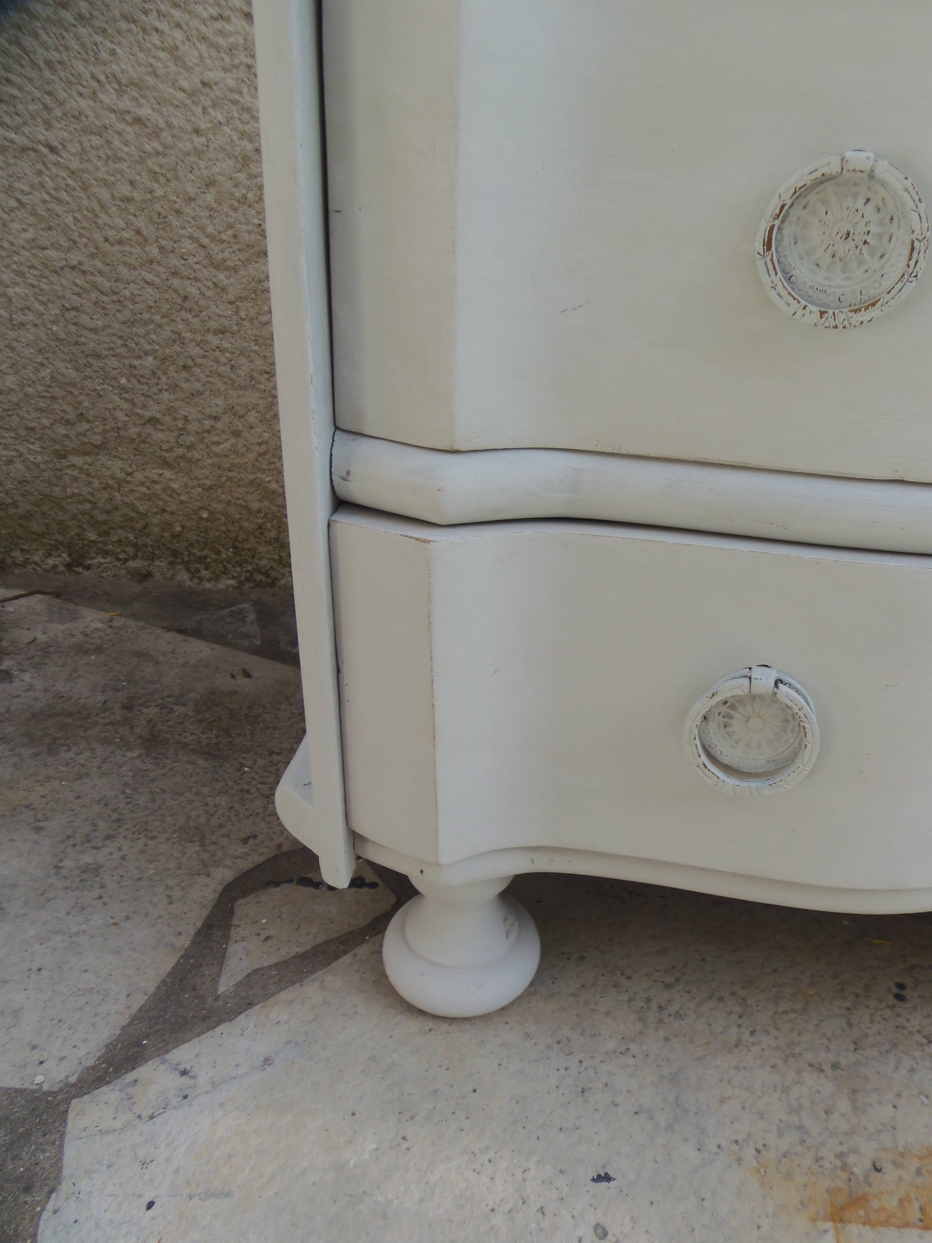 Commode arbalète de belle facture sublimée en gris perle, plateau blanchi.