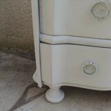 Commode arbalète de belle facture sublimée en gris perle, plateau blanchi.